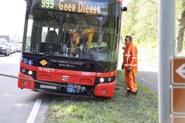 Lijnbus vastgeraakt in berm bij Uithoorn