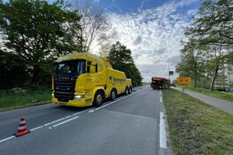 Lijnbus vastgeraakt in berm bij Uithoorn