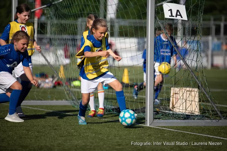 Schoolvoetbaltoernooi bij RKDES Kudelstaart van start