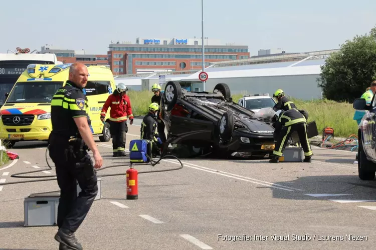 Botsing in Rozenburg: auto op z'n kop