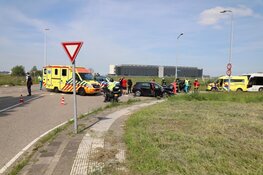 Botsing in Rozenburg: auto op z'n kop