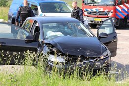 Botsing in Rozenburg: auto op z'n kop