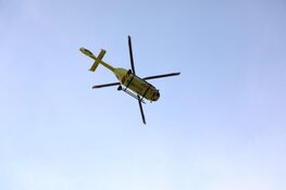 Botsing in Rozenburg: auto op z'n kop