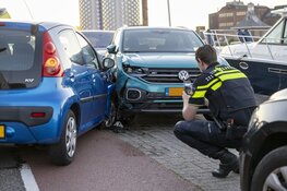 Automobilist botst tegen geparkeerde auto's in Zwanenburg