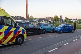 Automobilist botst tegen geparkeerde auto's in Zwanenburg