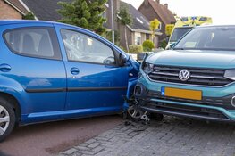 Automobilist botst tegen geparkeerde auto's in Zwanenburg