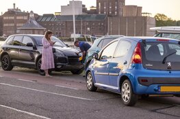Automobilist botst tegen geparkeerde auto's in Zwanenburg