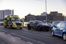 Automobilist botst tegen geparkeerde auto's in Zwanenburg
