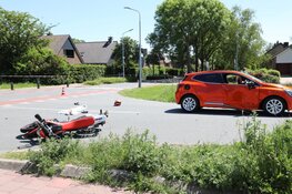 Brommerrijder gewond na botsing met personenauto in Rijsenhout