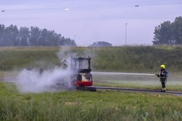 Twee graafmachines in de brand in recreatiegebied Spaarnwoude