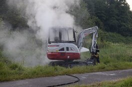 Twee graafmachines in de brand in recreatiegebied Spaarnwoude