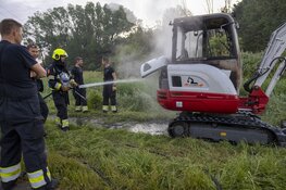 Twee graafmachines in de brand in recreatiegebied Spaarnwoude