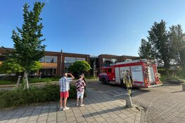 Brand onder dak bij basisschool in De Kwakel, brandweer snel ter plaatse