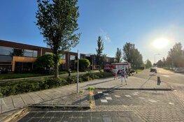 Brand onder dak bij basisschool in De Kwakel, brandweer snel ter plaatse