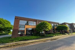 Brand onder dak bij basisschool in De Kwakel, brandweer snel ter plaatse