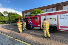 Brand onder dak bij basisschool in De Kwakel, brandweer snel ter plaatse