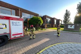 Brand onder dak bij basisschool in De Kwakel, brandweer snel ter plaatse